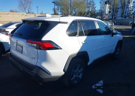 2022 Toyota Rav4 Xle z USA, uszkodzony, nr VIN 2T3W1RFV4NC196608